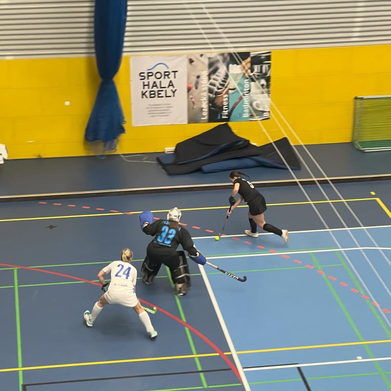 Víkend halového hokeje ve Kbelích: extraliga žen a starší žáci v akci