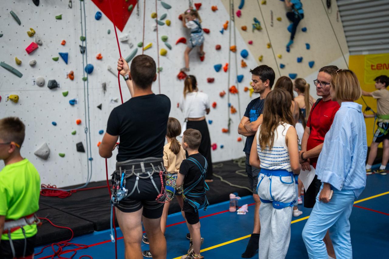 Děti na lezecké stěně ve sportovní hale Kbely
