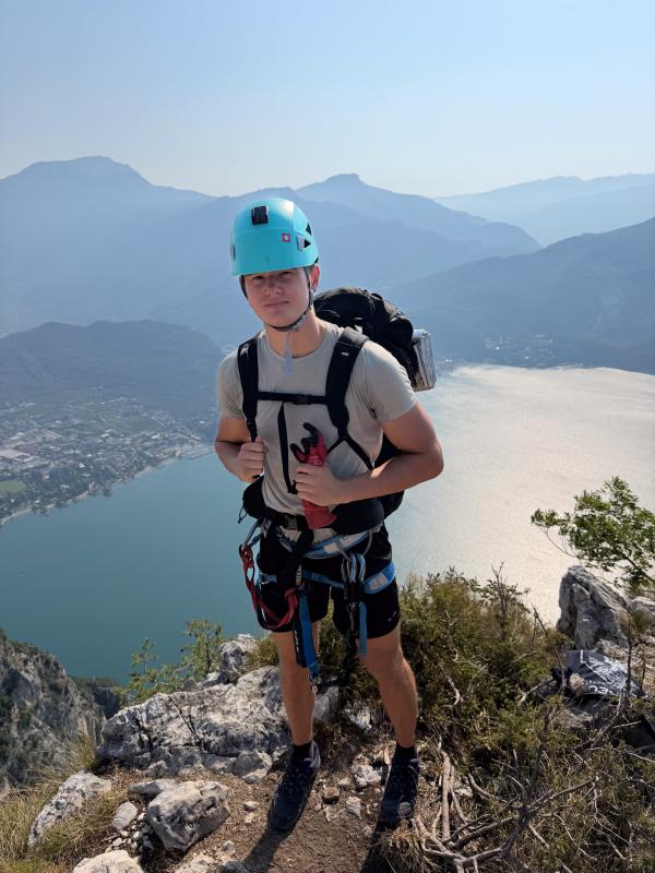 Lukáš, člen týmu Lezci na cestách, na lezeckém výjezdu u Lago di Garda v&nbsp;Itálii