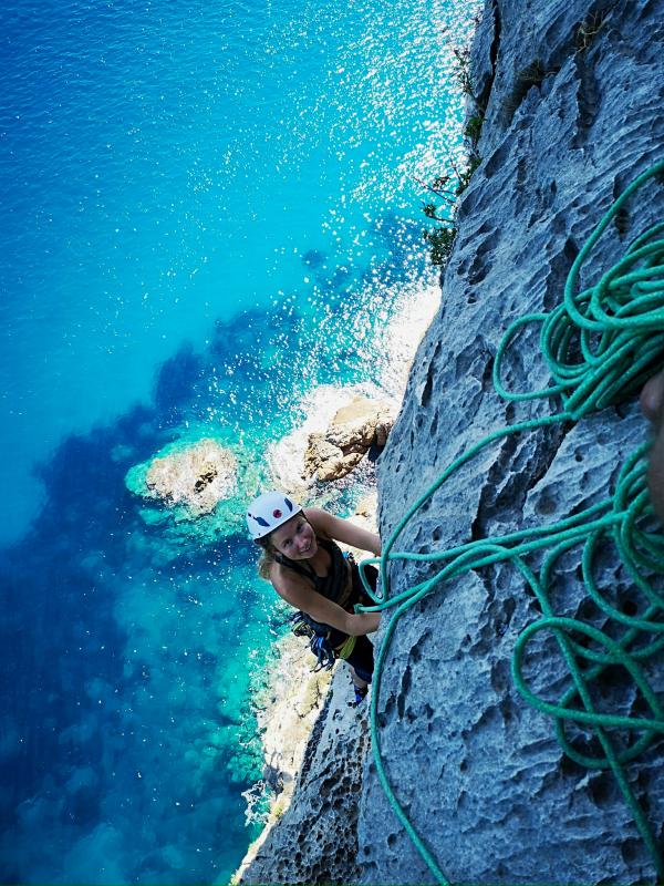 Lezení nad mořem na věži Pedra Longa v&nbsp;oblasti Baunei na Sardinii